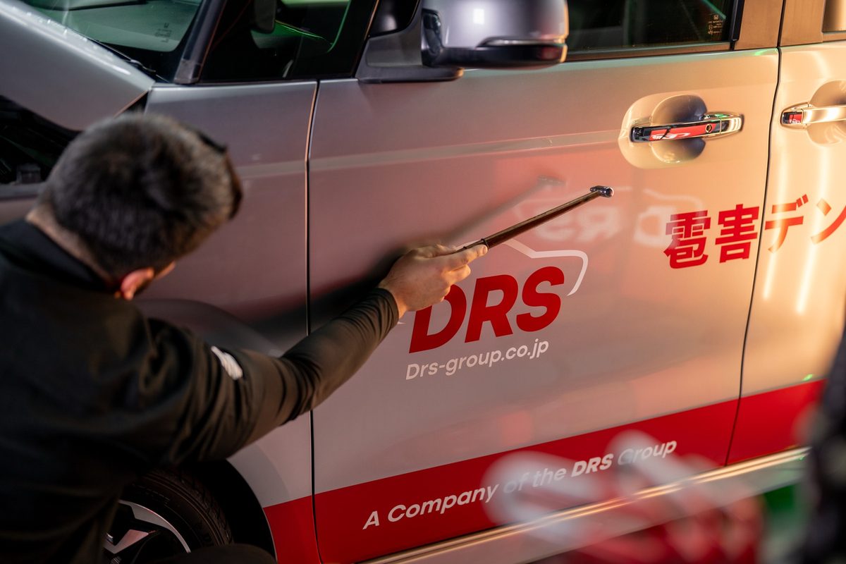 DRSのPDR技術者が雹害車両のへこみを修理している様子